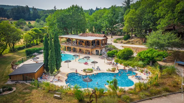 Camping de la Truffière : vue aérienne par drone de la piscine