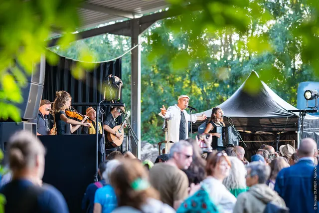Concert en plein air devant le public