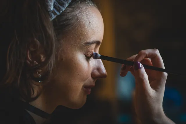 Maquillage de scène : le pinceau sur la paupière